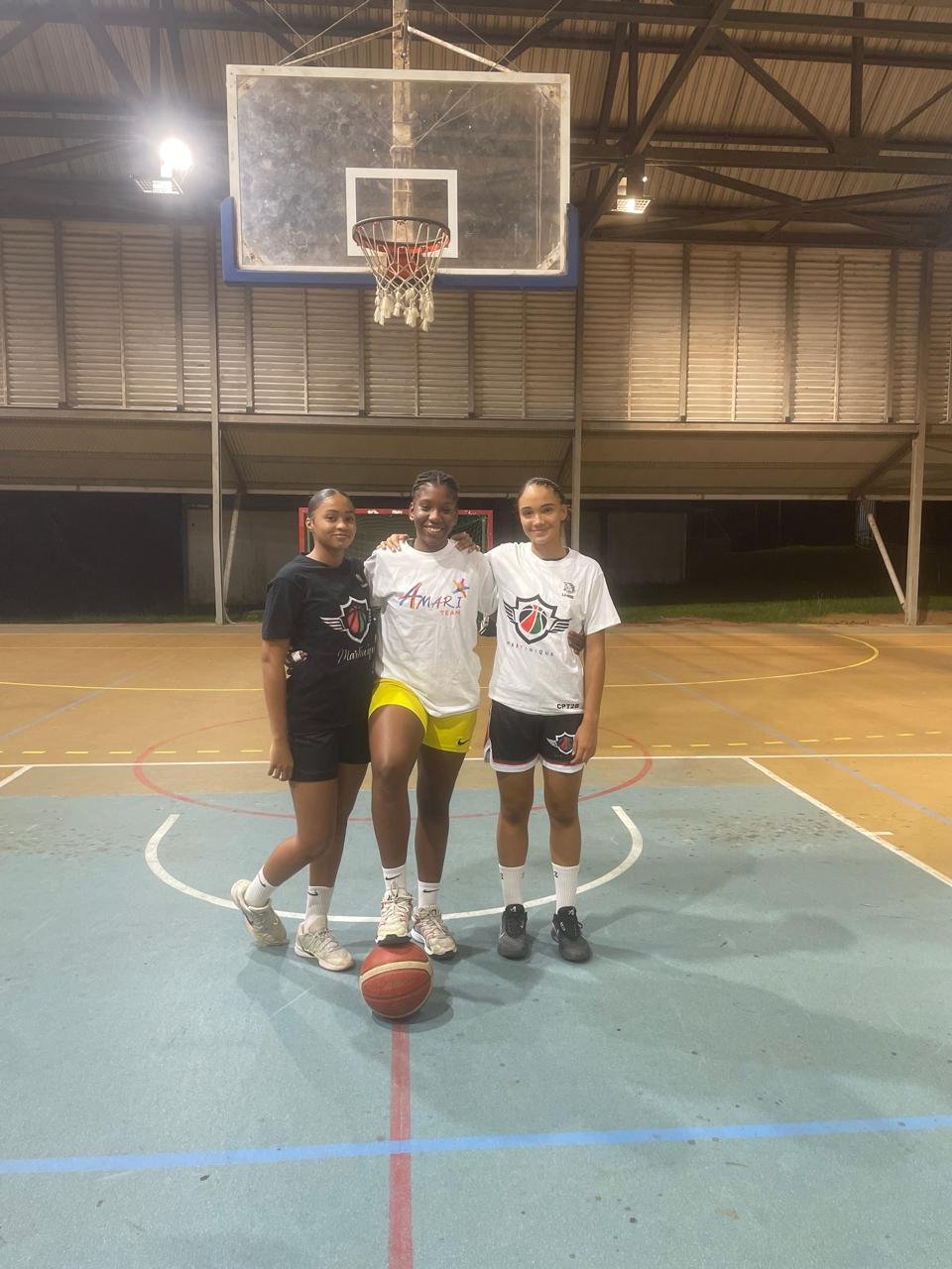 Jeunes joueuses portant le t-shirt AMARI TEAM